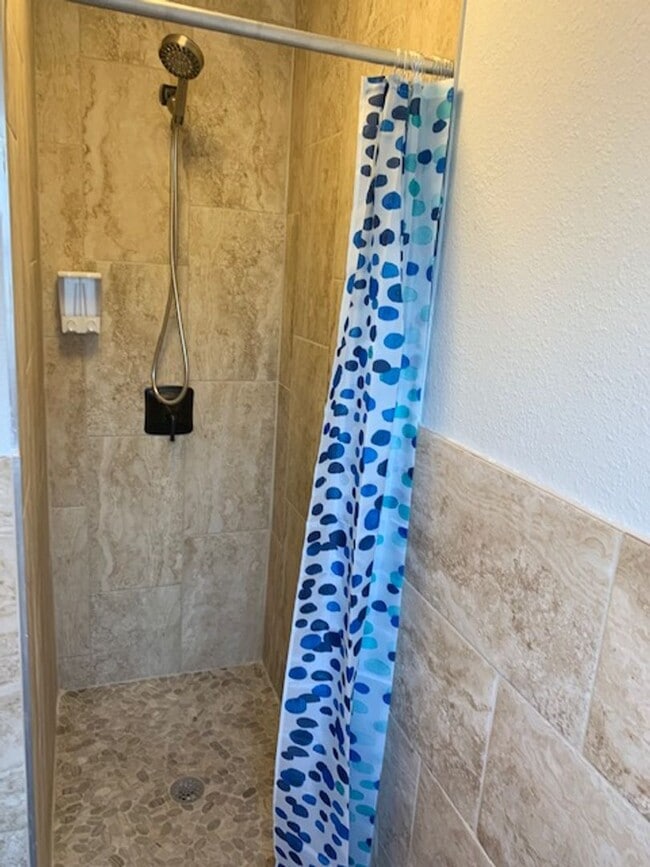 Building Photo - For Rent 4-Bedroom, 2-Bathroom single-family home