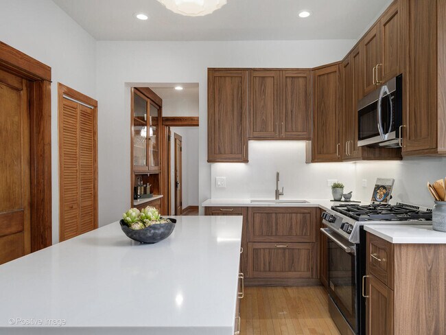 Building Photo - 1415 W George St