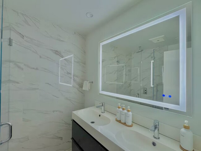 Building Photo - Stunning Ocean Front Location