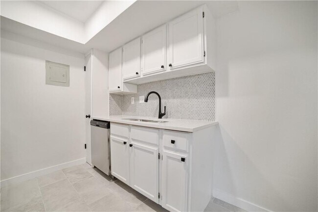 Building Photo - 2600 Penny Ln