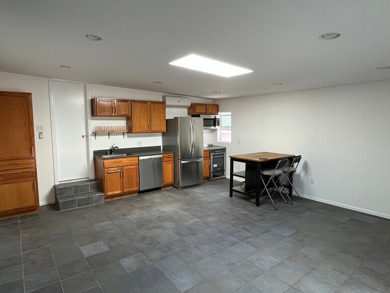 Building Photo - 15228 Valleyheart Dr