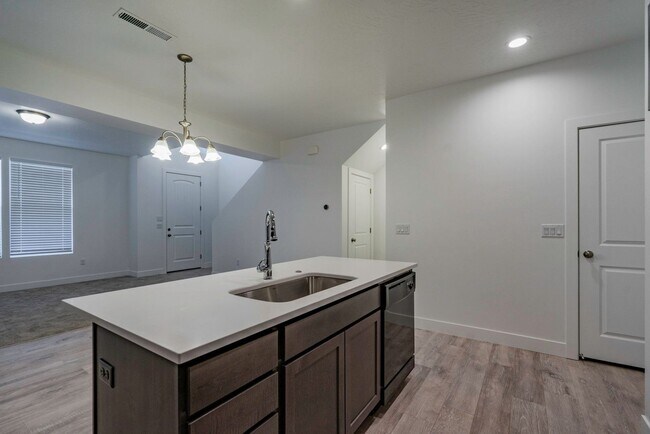 Building Photo - Well Maintained, 3 Bedroom and 2.5 Bathroom Townhome in Desert Color! Internet Included!