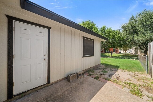 Building Photo - 1417 Hillside Dr