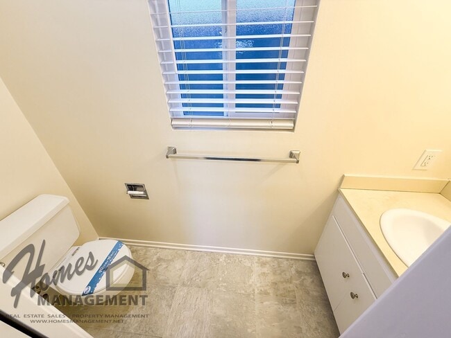 Building Photo - Homes Management - 2 Bed, 1.5 Bath Duplex ...