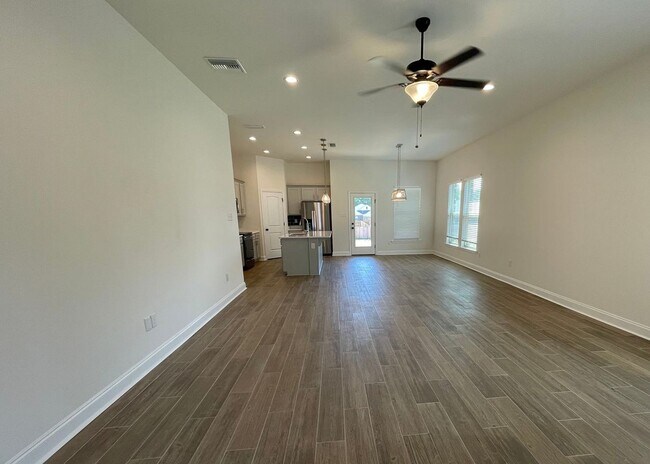 Building Photo - 3 Bedroom, 2 bathroom in Twin Beech Estate...
