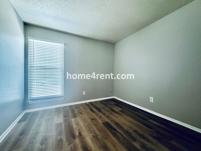 Building Photo - Newer LVP Flooring, Paint and SS Appliance...