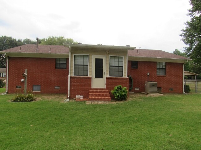 Building Photo - Questions call Peggy Goodman 501 676 1758