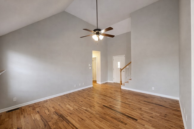 Building Photo - $1795 - 3 Beds 2 Baths + Bonus Room