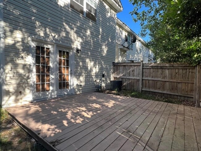 Building Photo - End Unit Townhouse Near Town Center VB