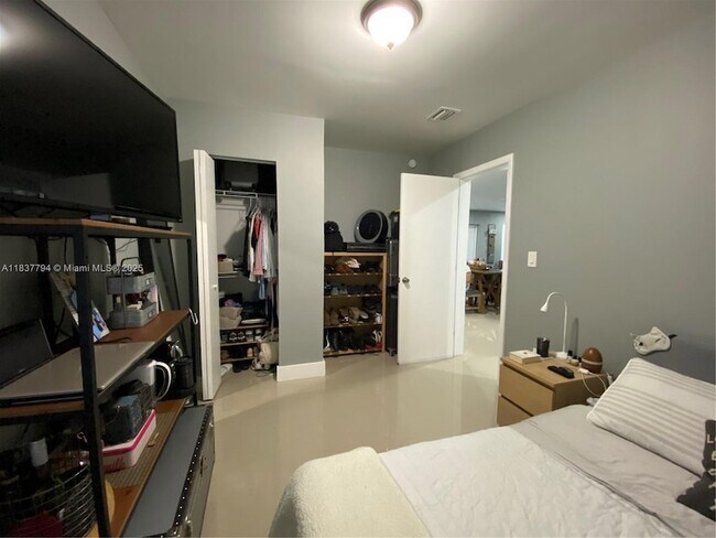 Building Photo - 15405 Miami Lakeway N
