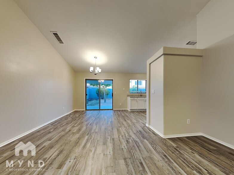 Building Photo - 10740 W Mountain View Dr
