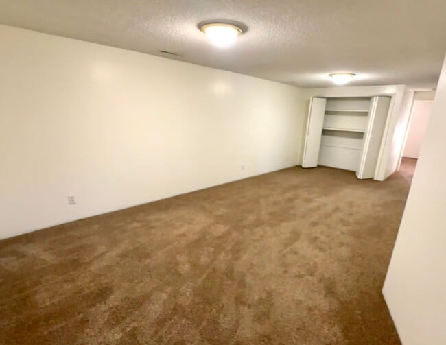 Building Photo - Remodeled 4 Bd Home with 23'x35' Heated Wo...