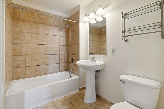 Building Photo - Available Now! // 1 Bedroom 1 Bathroom // ...