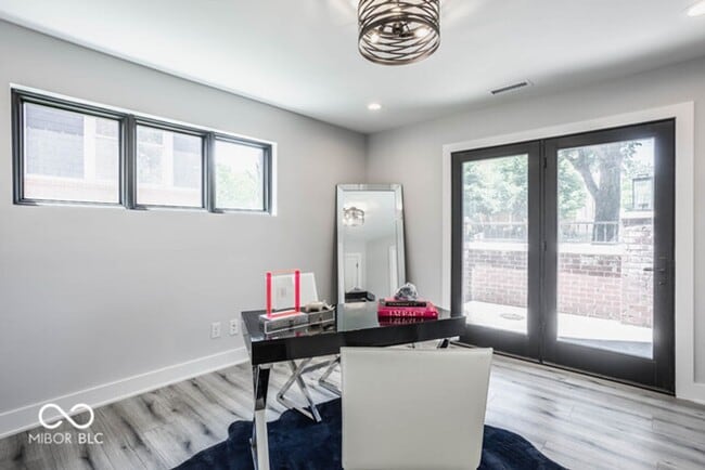 Building Photo - Beautiful townhome located off 16th and College. Pets allowed for an additional $1,000 non refund...