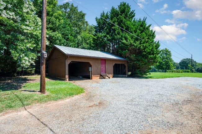 Building Photo - Three Bedroom Farmhouse with LARGE Bonus Room