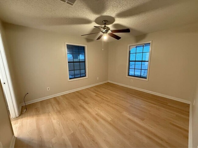 Building Photo - 311 E Jeff Davis Ave