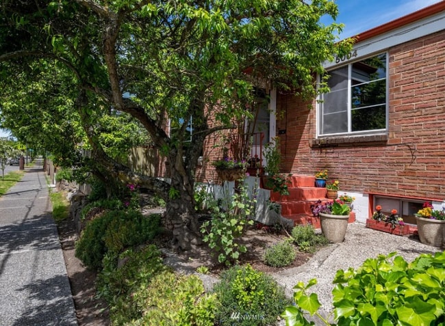 Building Photo - 5004 8th Ave NW