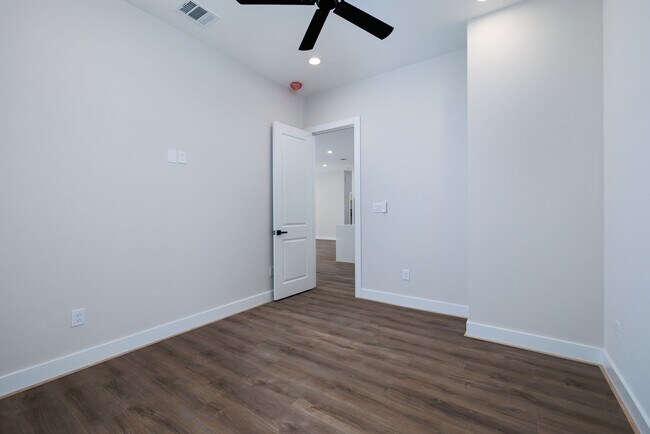 Building Photo - 354 Peach Pt Ln