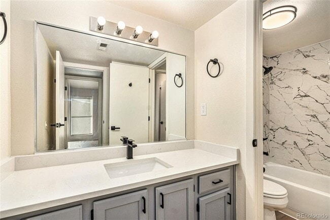 Building Photo - 2 bed, 1 bath, ~1000 square feet, Complete...