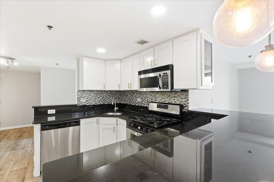 Building Photo - 700 1st St