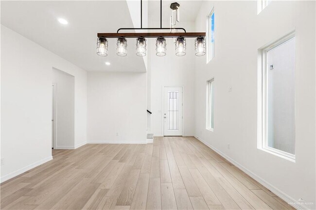 Building Photo - 2312 Corales St
