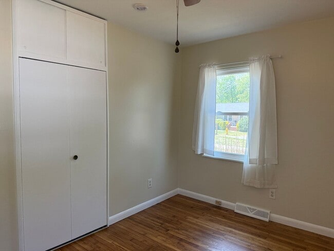 Building Photo - Cute 3 Bedroom, 2 Bath Home Near Asheville Mall