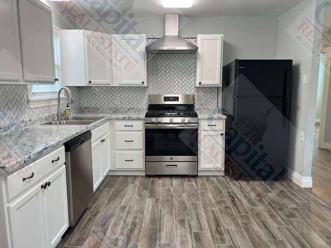 Building Photo - Charming 3 Bedroom