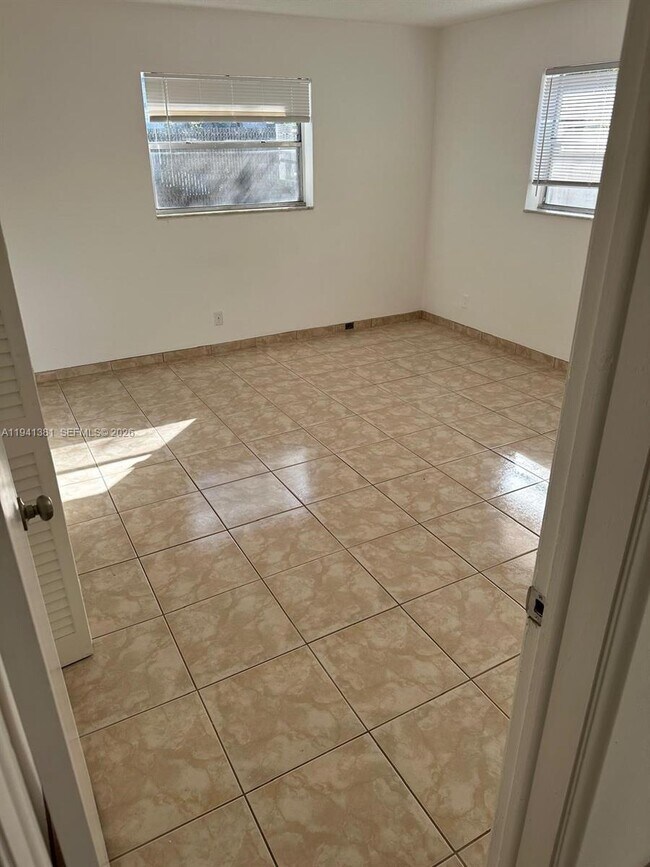 Building Photo - 400 SE 3rd Ave