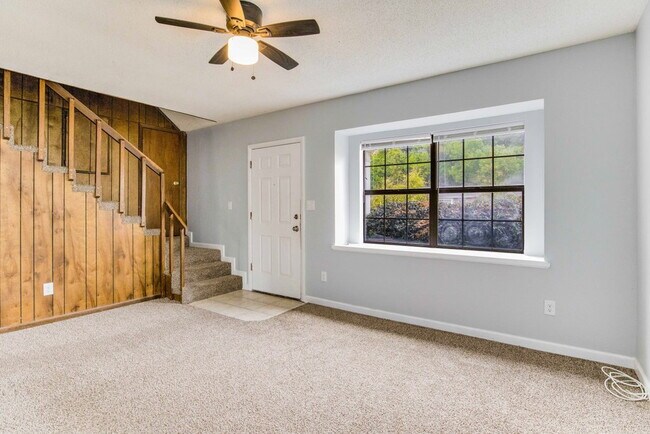 Building Photo - BRIGHT AND BEAUTIFUL DUPLEX CLOSE TO UWF!