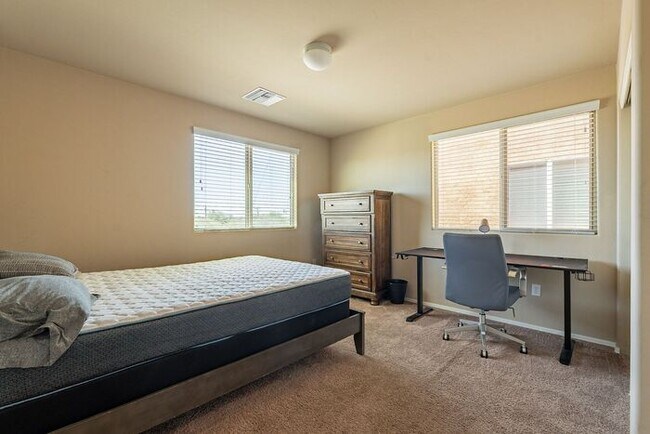 Building Photo - Spacious 3-Bed, 3-Bath Tucson Condo w/ Gar...