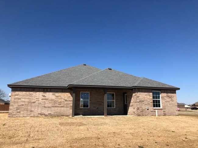 Building Photo - Spacious 3/2 in Durant School District