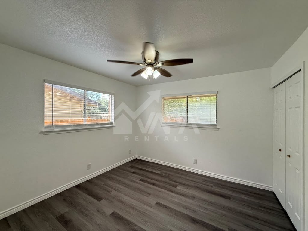 Building Photo - 8007 Lake Forest Dr