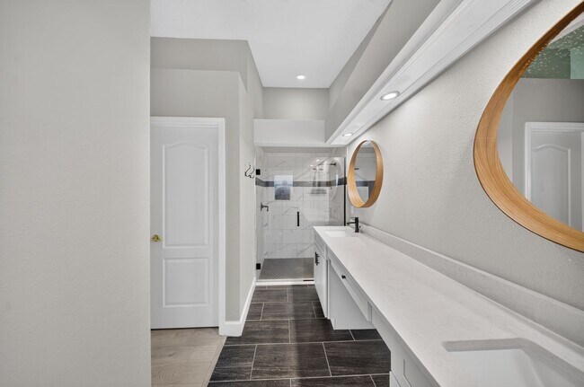 Building Photo - Renovated Brick Home in Gated Community