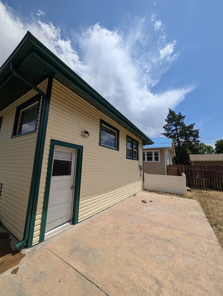 Building Photo - 1123 N Hayes Ave