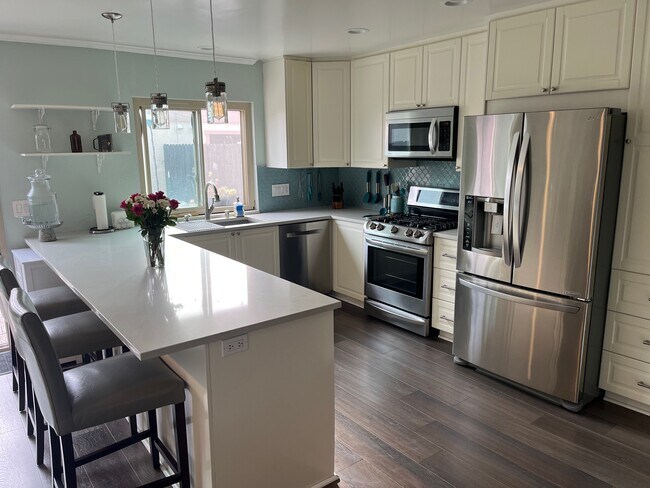 Upgraded Kitchen with Beach Decor and Accent Lighting - 3028 Via Sabinas