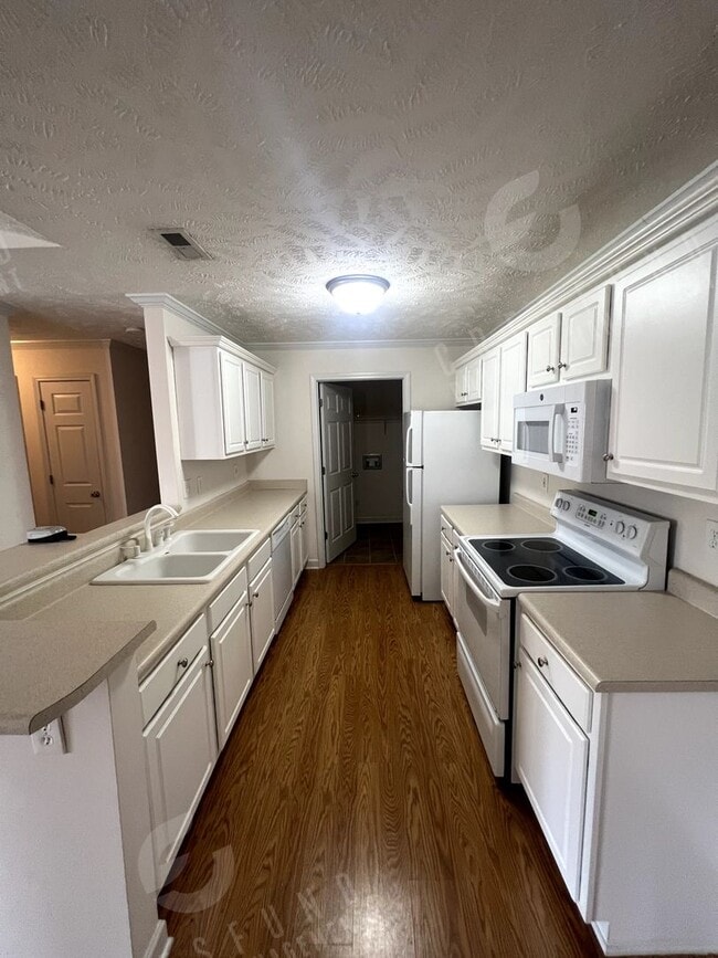 Building Photo - 2Bdrm 2Bath in Gated Community - Available Now!