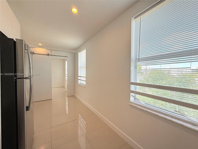 Building Photo - 924 Marseille Dr