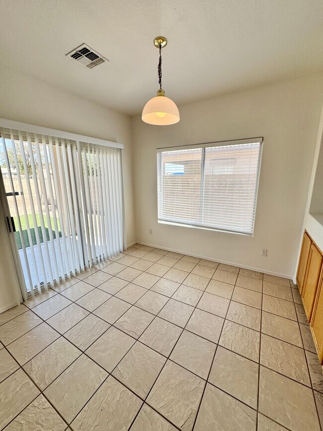 Building Photo - 4 Bedroom/2 Bath Single Level Home In Avondale! Golf Course Lot