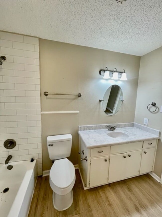 Building Photo - 816 Horseshoe Dr