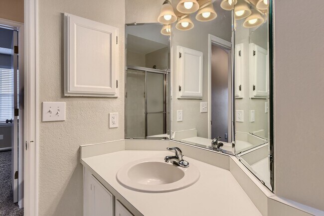 Building Photo - 3 Bedroom 3 Bath in Littleton next to horseshoe park!!