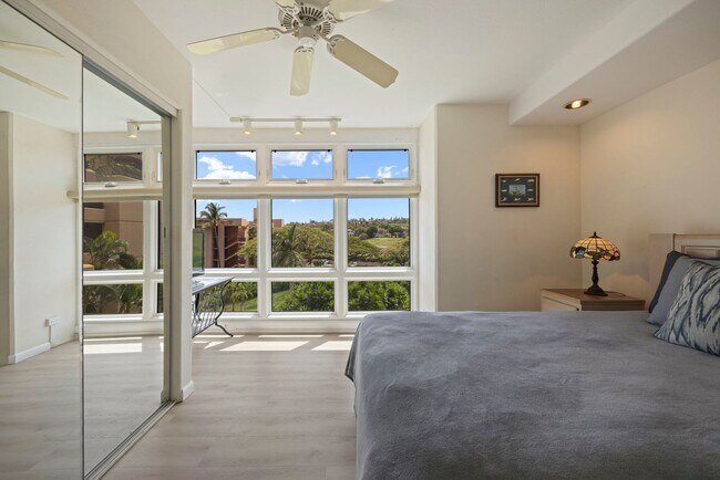 Building Photo - Stunning views, space and comfort.