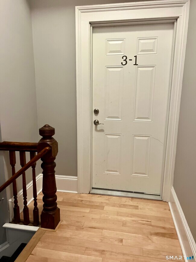 Building Photo - 353 Main St