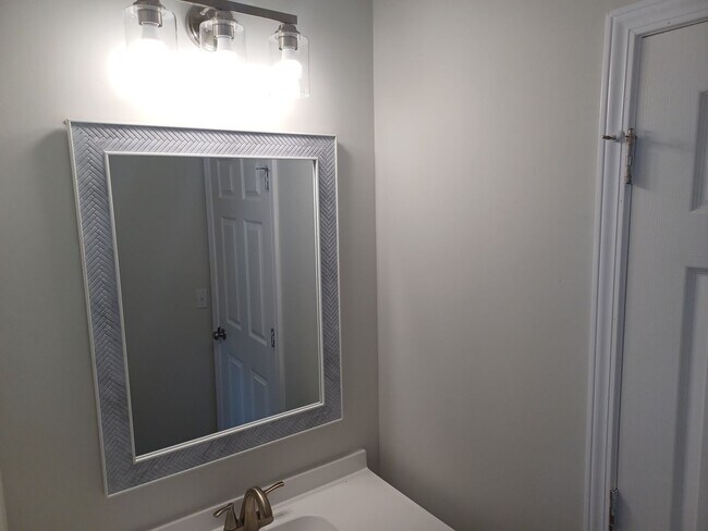 Building Photo - Beautiful 2 BR 1 BA Lakefront View Rental ...