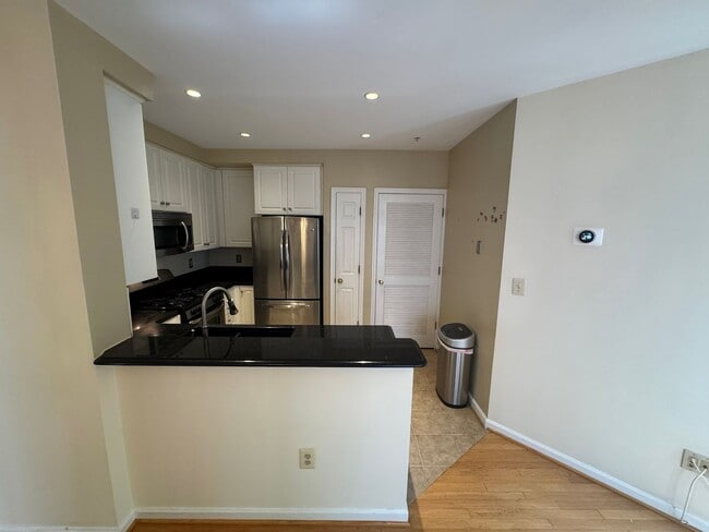 Building Photo - Beautiful 2 Bed 2 Bath End-Unit Townhome I...