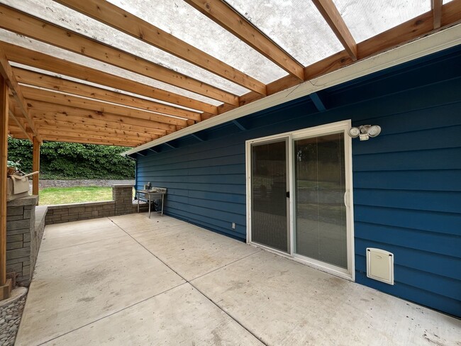 Building Photo - Beautiful 3-Bedroom West Linn Home with Bonus Room, Updated Kitchen and Large Fenced Yard