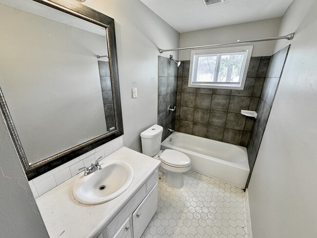 Building Photo - 3383 Seaforth Dr