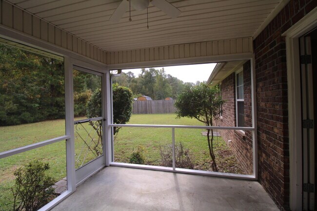 Building Photo - 2105 Hobbit Way