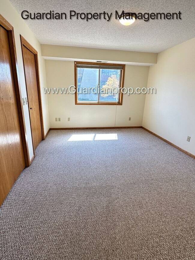 Building Photo - Richfield 2nd Floor Apartment, Very Spacio...