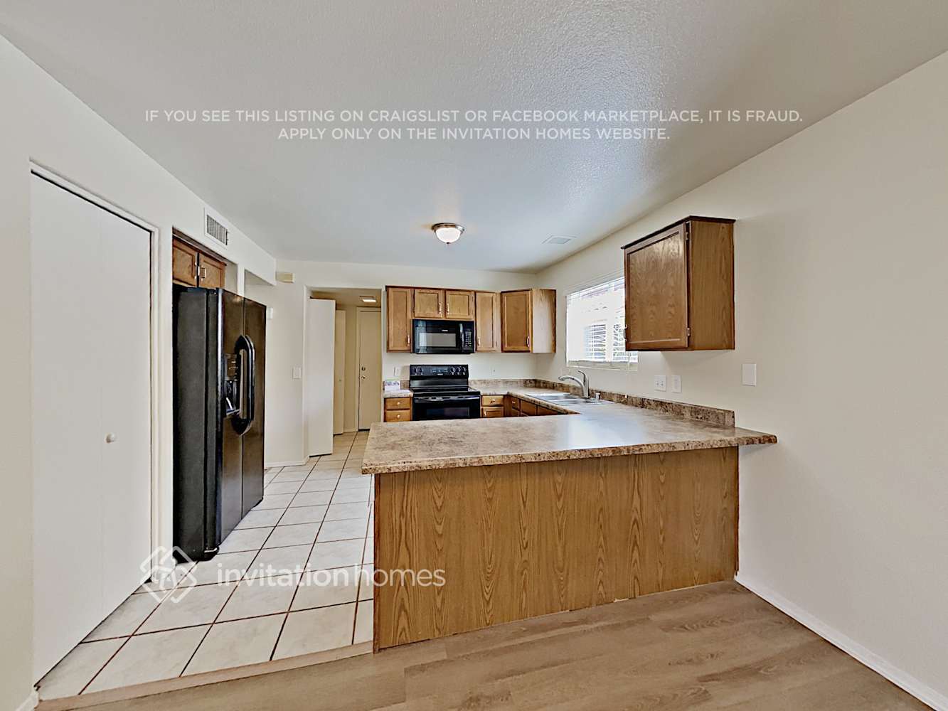 Building Photo - 8030 W Paradise Dr