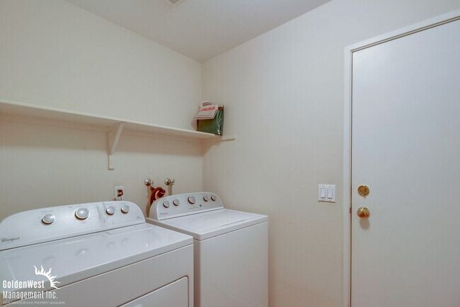 Building Photo - Immaculate 3Bdm 2.5Ba Townhouse with  2-Car Garage